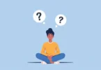 Person practicing mindfulness and reflection, representing how to develop a wise mindset in everyday life through calm thinking and emotional balance.